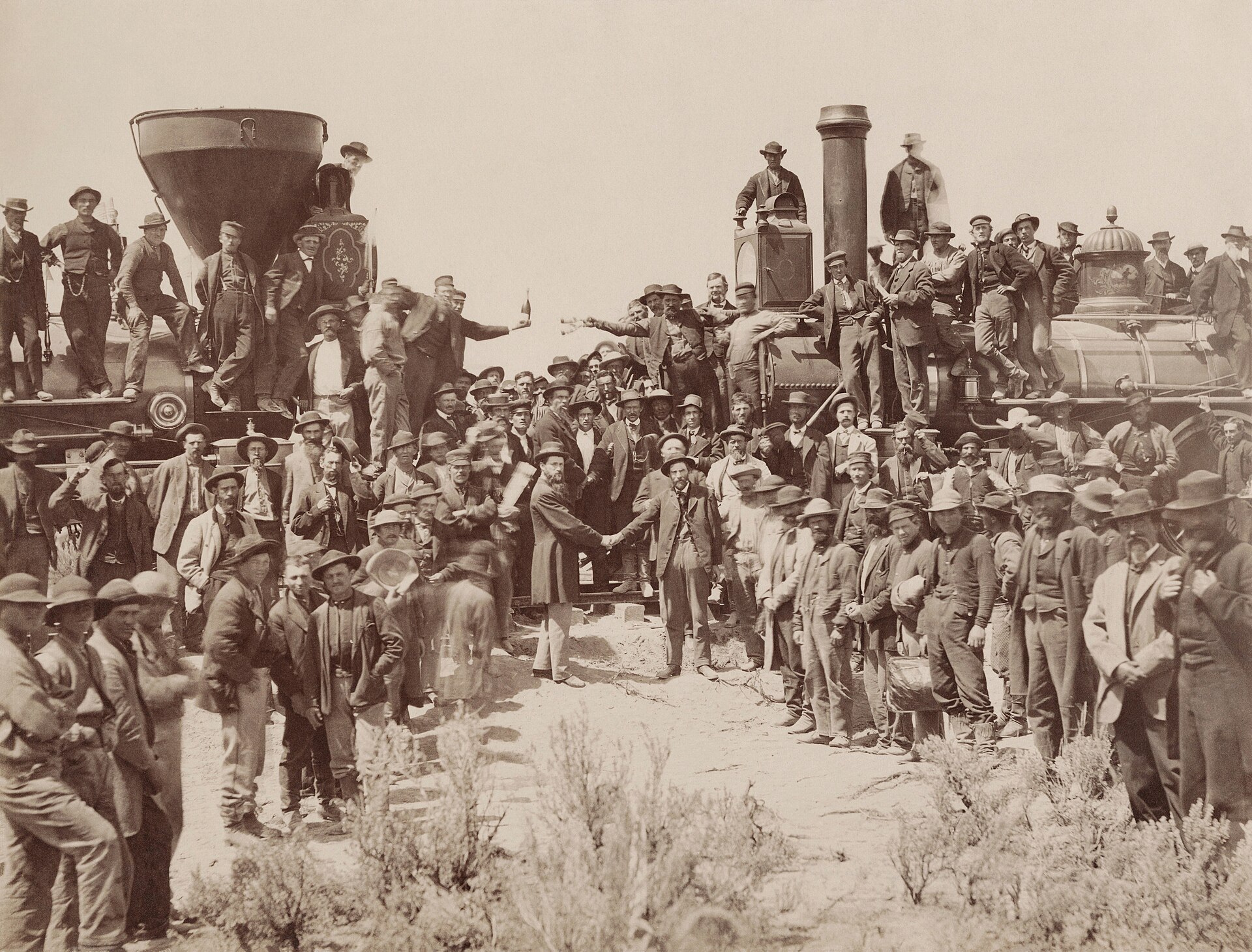 1869年5月10日、ユタ準州プロモントリーで打たれた「ゴールデン・スパイク」。Union Pacific と Central Pacific が出会い、東西が鉄道で直結した（Andrew J. Russell 撮影・1869年／パブリックドメイン）