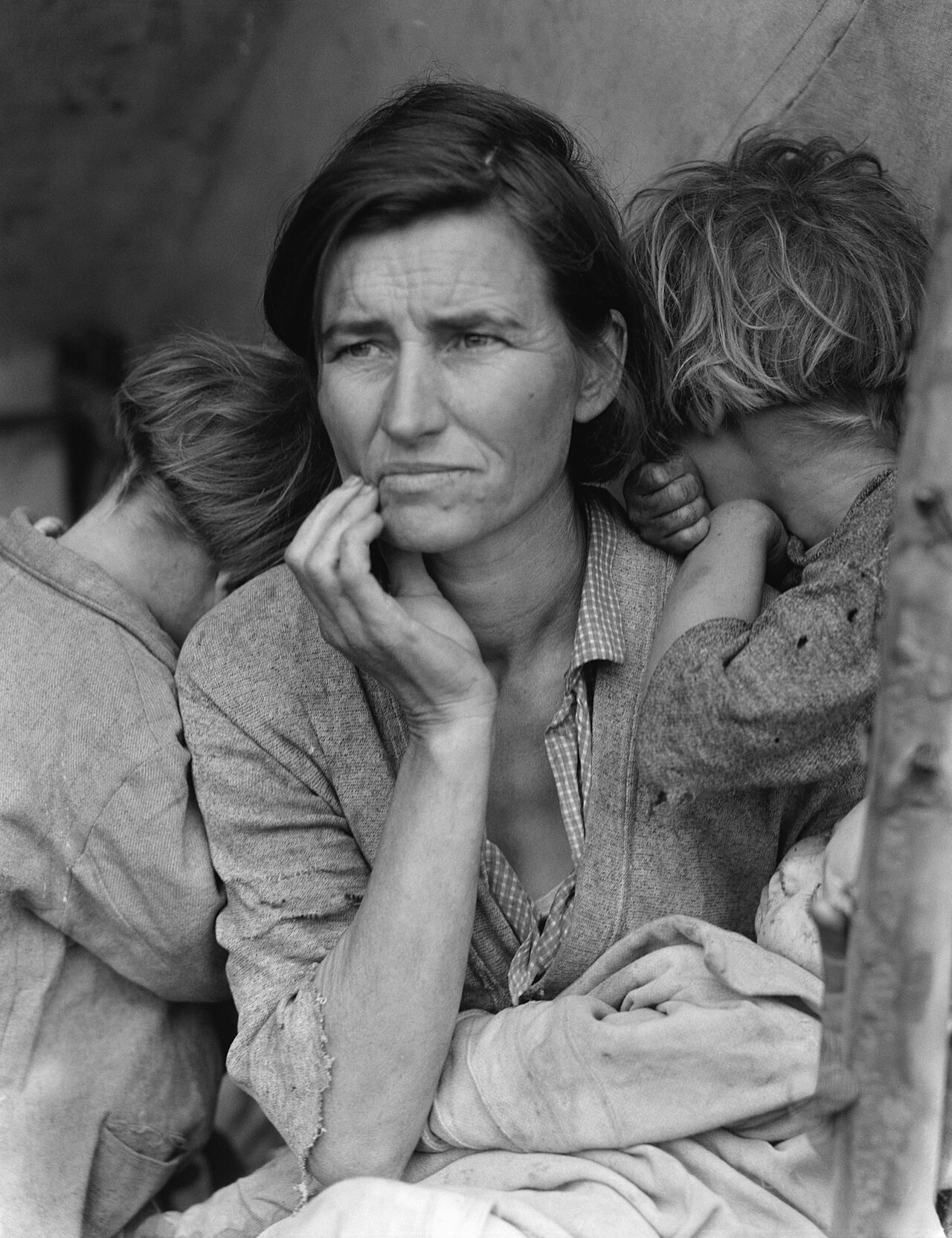 Dorothea Lange「Migrant Mother」（1936）。FSA の写真プロジェクトは労働者像を国家規模で視覚化し、作業着を「正直に働くアメリカ人」の記号へと変えた（米国農業安定局・米国議会図書館所蔵／パブリックドメイン）