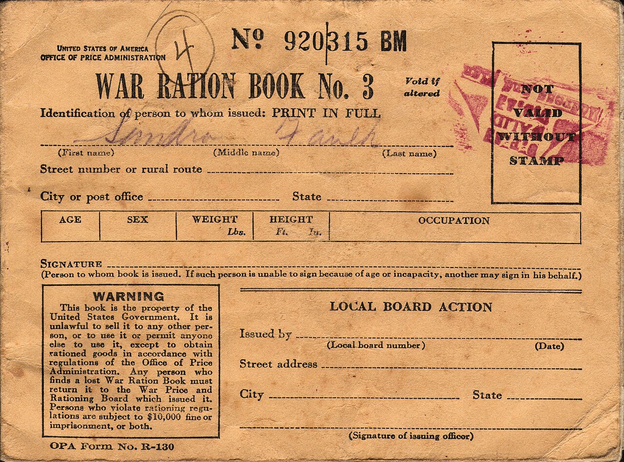 第二次大戦下の米国の配給手帳（War Ration Book）。衣料も含め、国家が消費と物資を管理した時代の象徴（米政府発行物・パブリックドメイン）