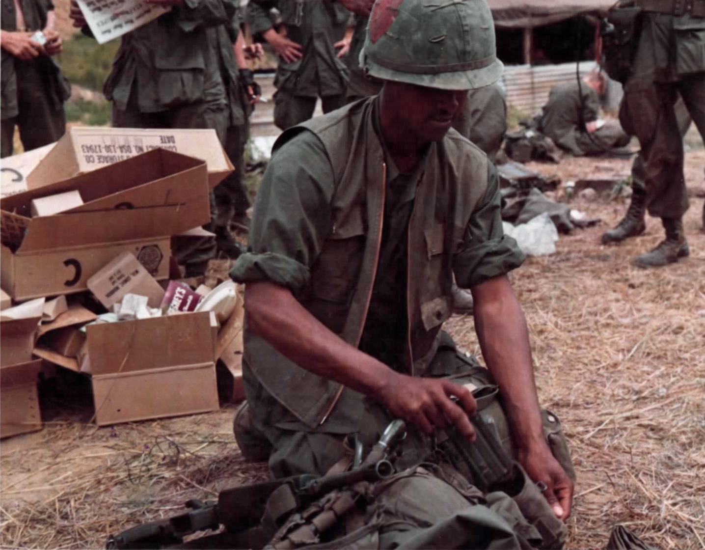 1968年、パトロール前に装備を整える米兵（第508歩兵連隊）。MIL-SPECで規格化されたフィールド装備が、民間の縫製工場からそのまま供給された（米陸軍撮影／パブリックドメイン）