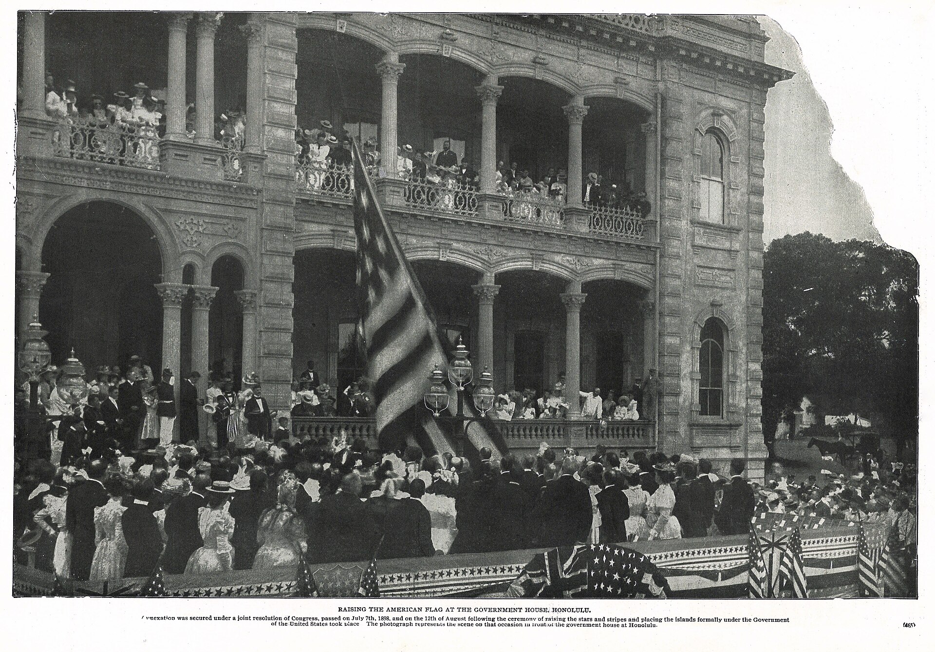 1898年8月、ホノルルの政府庁舎で星条旗が掲揚された併合の式典。ハワイが米国領となった瞬間（当時の記録写真／パブリックドメイン）