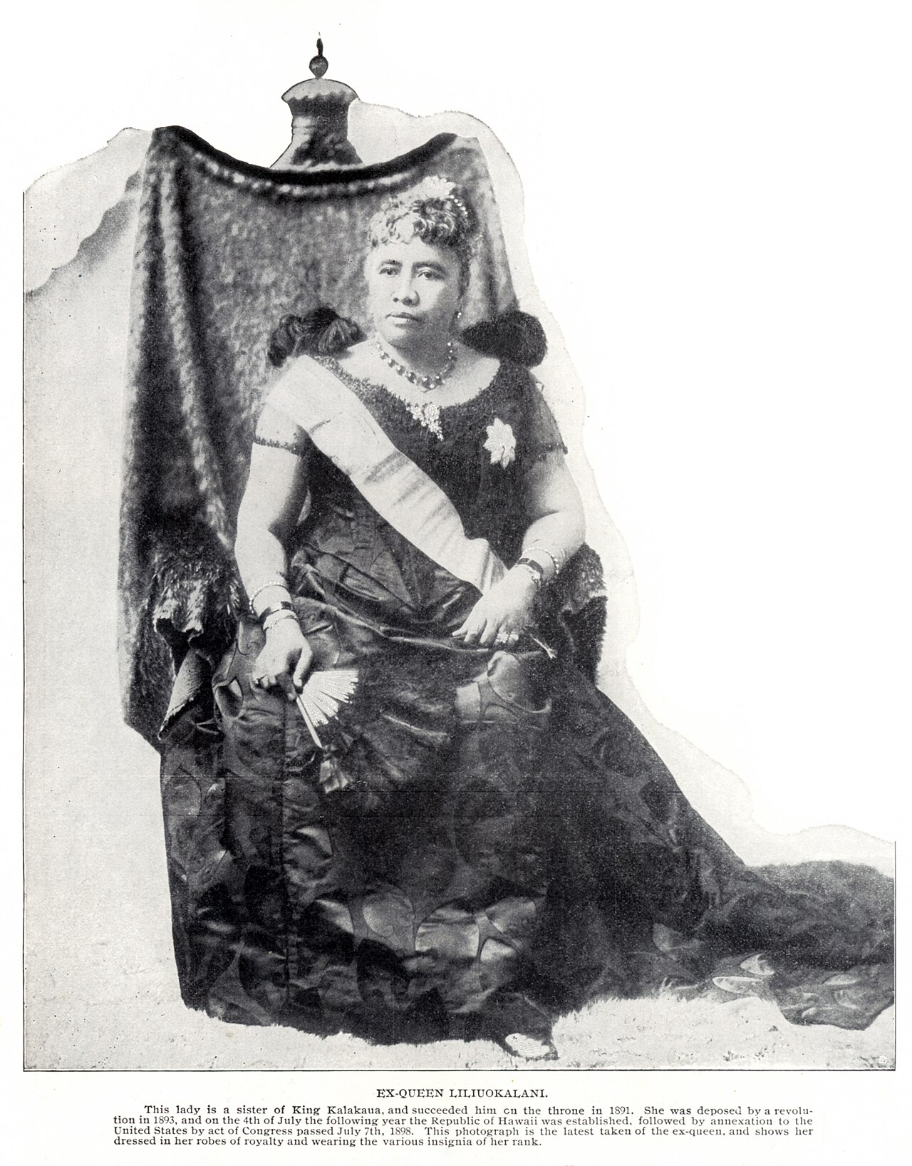リリウオカラニ女王（1899年）。1893年、米国系市民と海兵隊の支援を受けたクーデターで退位させられた。米議会は1993年、この違法な転覆を公式に謝罪した（1899年撮影／パブリックドメイン）