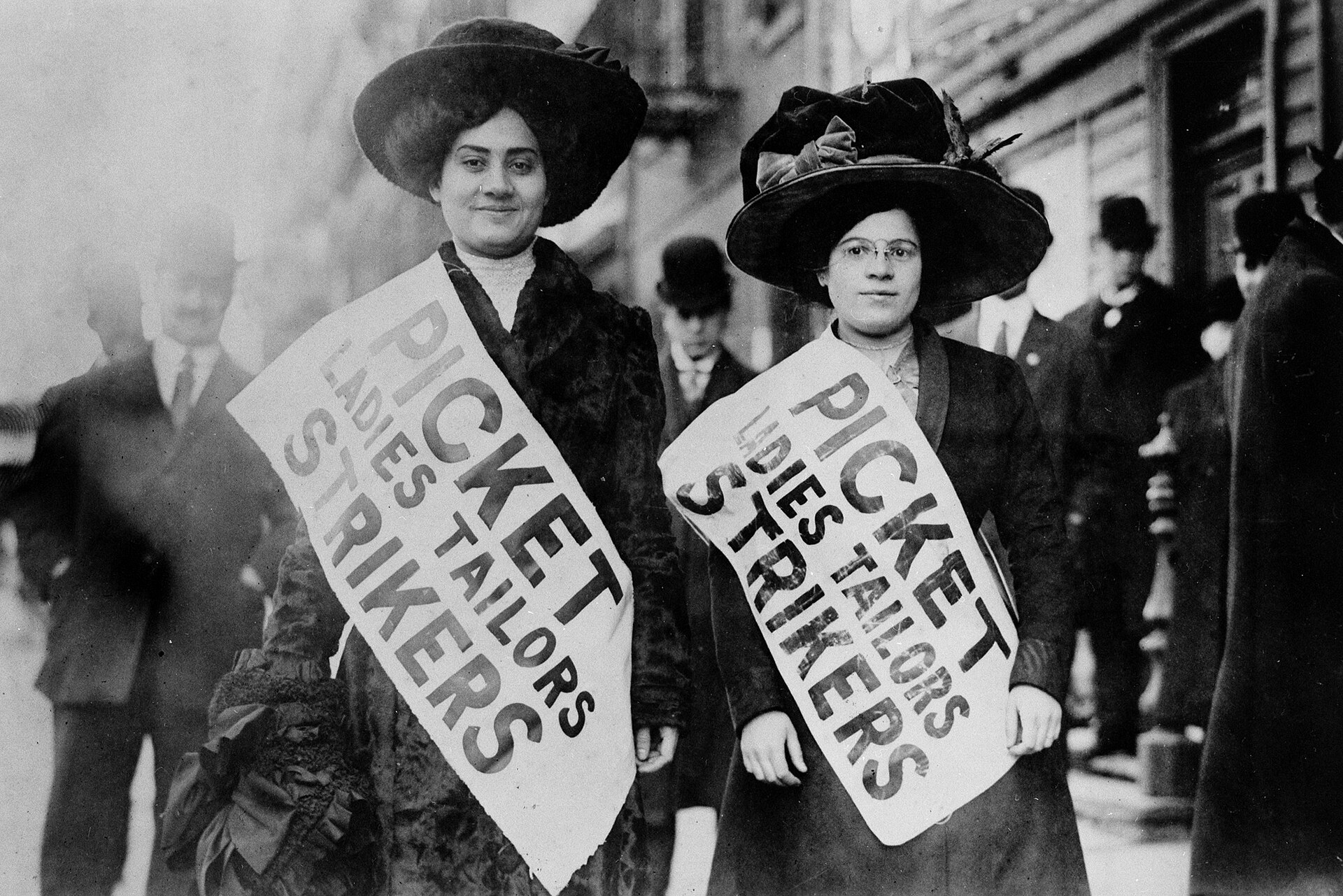 1910年、婦人服労働者のストライキでピケを張る女性たち。1909年の「2万人の蜂起」を経て、ILGWU は急速に組織を拡大した（米国国立公文書館 NARA 所蔵／パブリックドメイン）