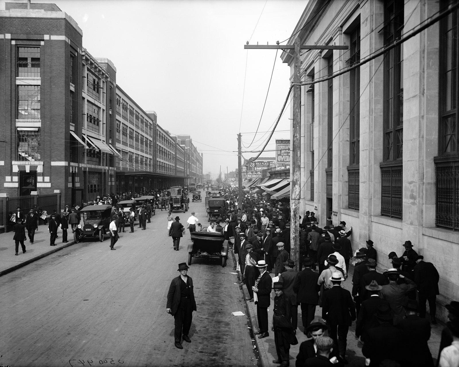 1910年代、フォード工場の4時のシフト交代。門から吐き出される労働者の大群 ── この人波こそ、カーハートのダックを着た人々だった（Detroit Publishing Co. 撮影／パブリックドメイン）
